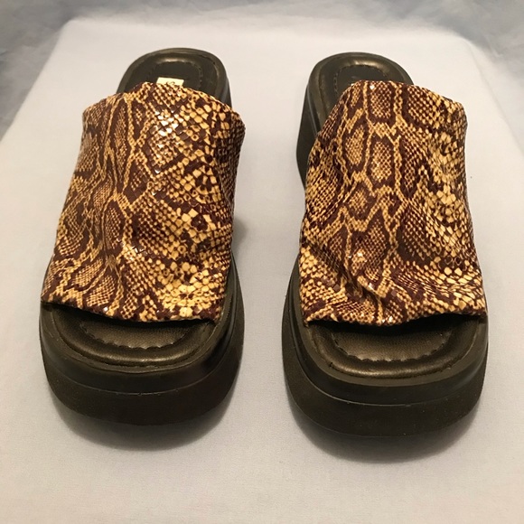 Steve Madden Slide Sandals, size 7B - Picture 3 of 8